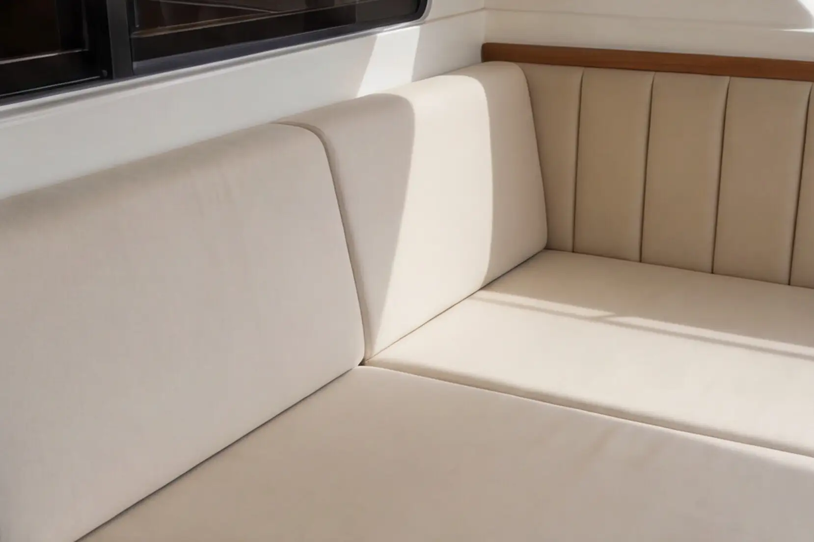 Beige Polsterung auf einer Lounge - neu bezogen von JG Boots- und Yachtpolster nach Maß