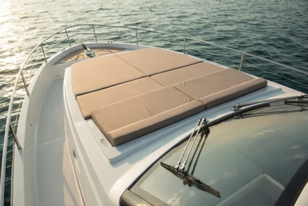 Überarbeitete Bootspolster für das Sonnendeck mit warmgrauem Stoff bezogen - JG Boots- und Yachtpolster