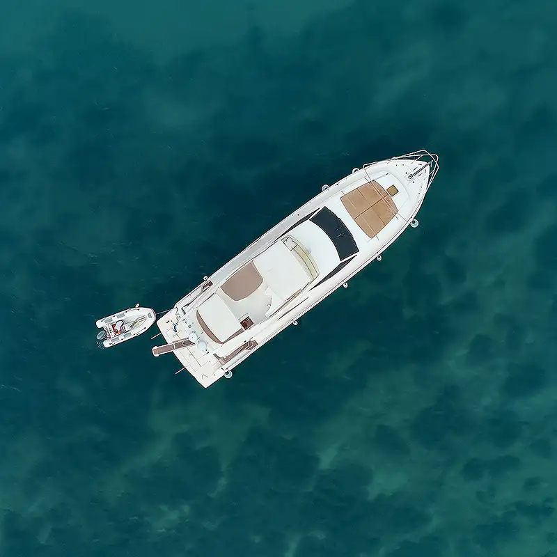 Über uns – Norddeutschland-Hamburg und bundesweit möglich Yacht auf blauem Wasser, Vogelperspektive